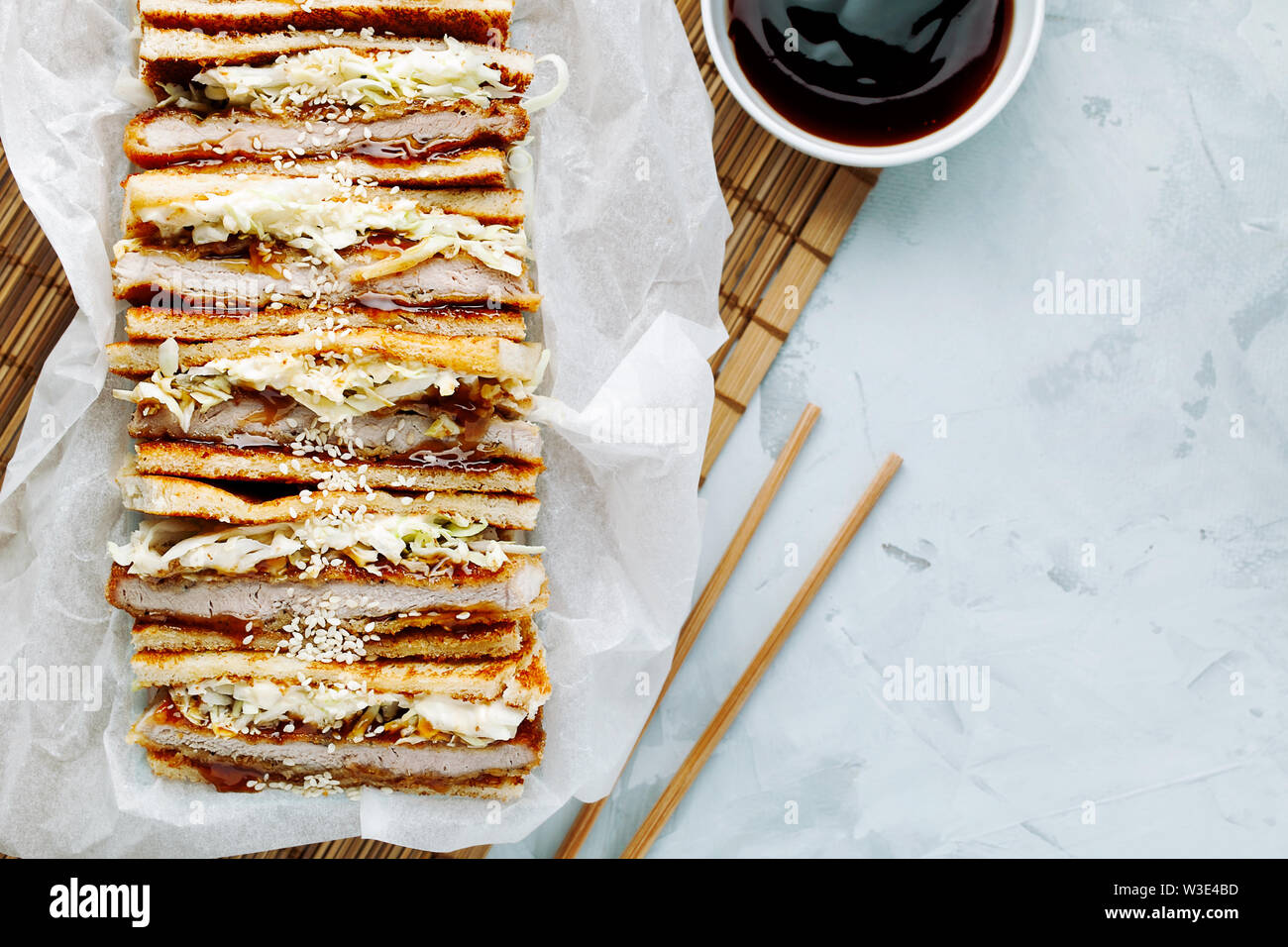 Sando Katsu - tradizionale giapponese sandwich cotoletta con profonda maiale fritto,cavolo,giapponese la maionese e salsa tonkatsu su uno sfondo luminoso close-up Foto Stock