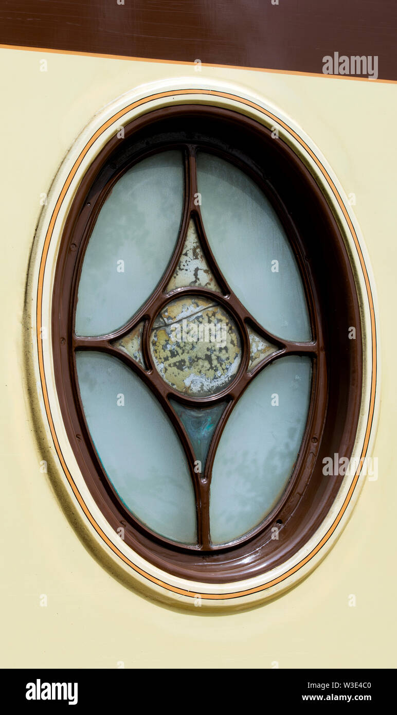 Finestra ovale su un pullman carrozza ferroviaria, REGNO UNITO Foto Stock