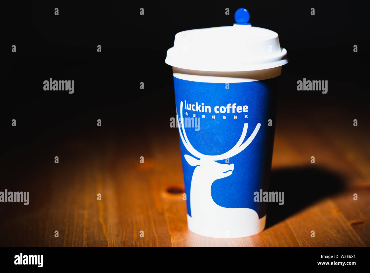 14 luglio 2019, Wuhan Cina: Luckin tazza da caffè del nuovo caffè cinese della catena di negozi Foto Stock