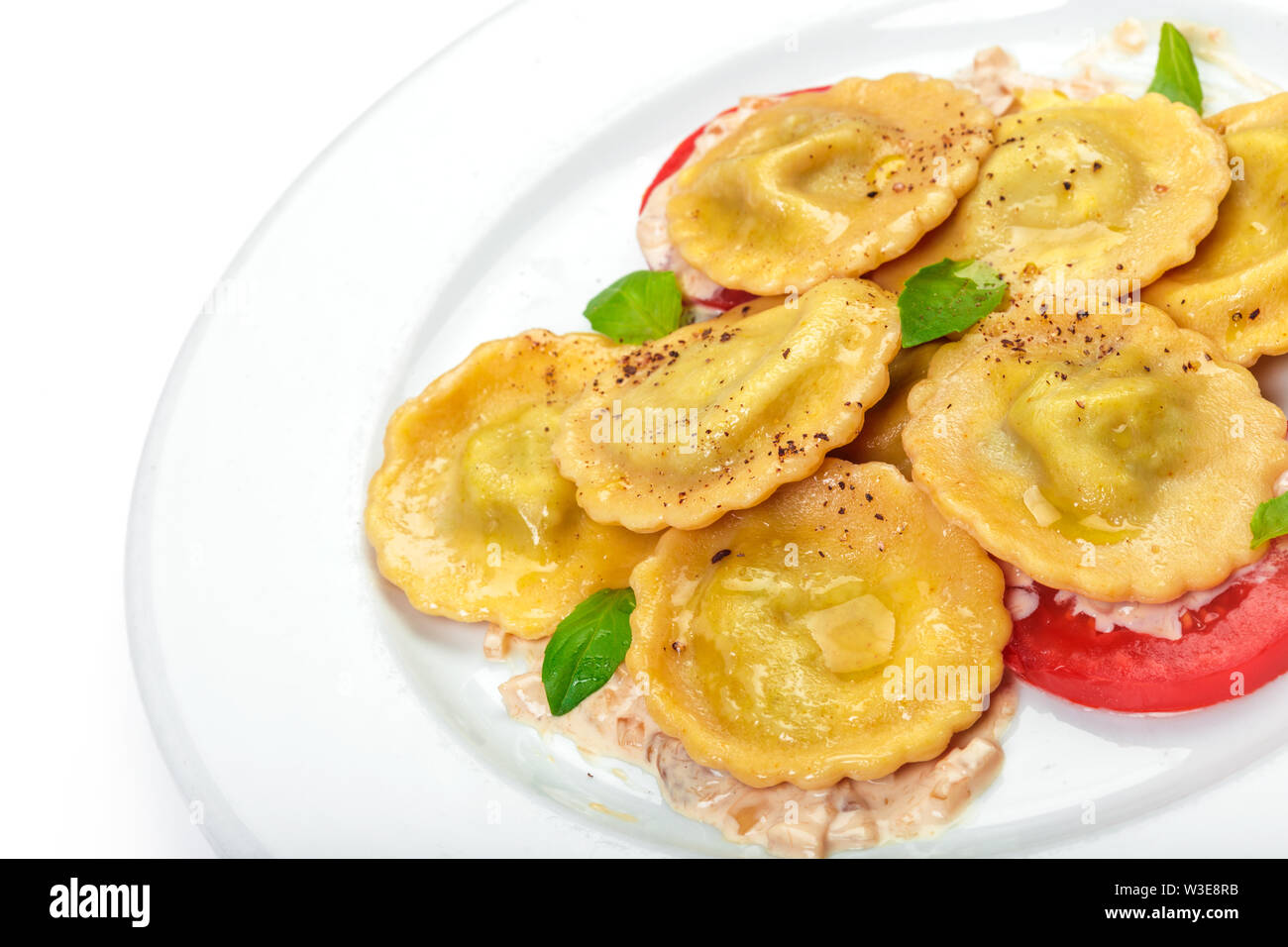 Tradizionali ravioli italiani isolati su sfondo bianco Foto Stock