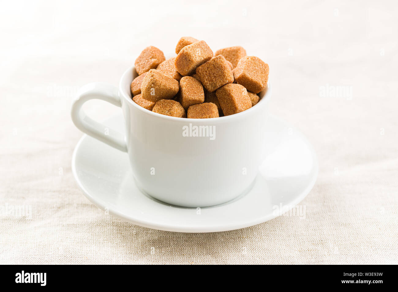 Lo zucchero di canna cubetti in tazza da caffè. Foto Stock