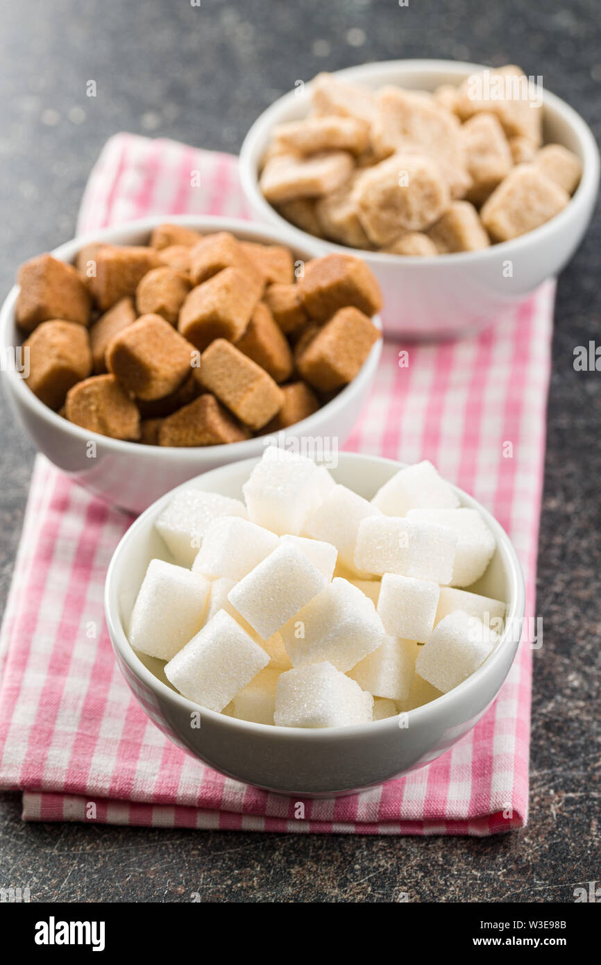 Bianco e Marrone di cubetti di zucchero in ciotole. Foto Stock