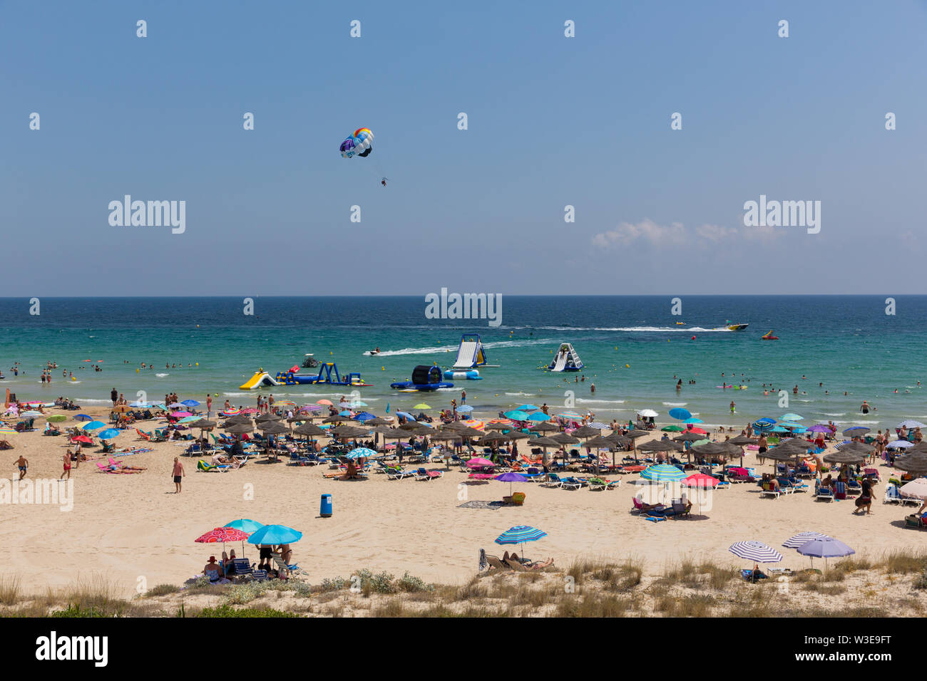 Mil Palmeras Costa Blanca Spagna con bel tempo parasailing e spiaggia scivoli ad acqua Foto Stock
