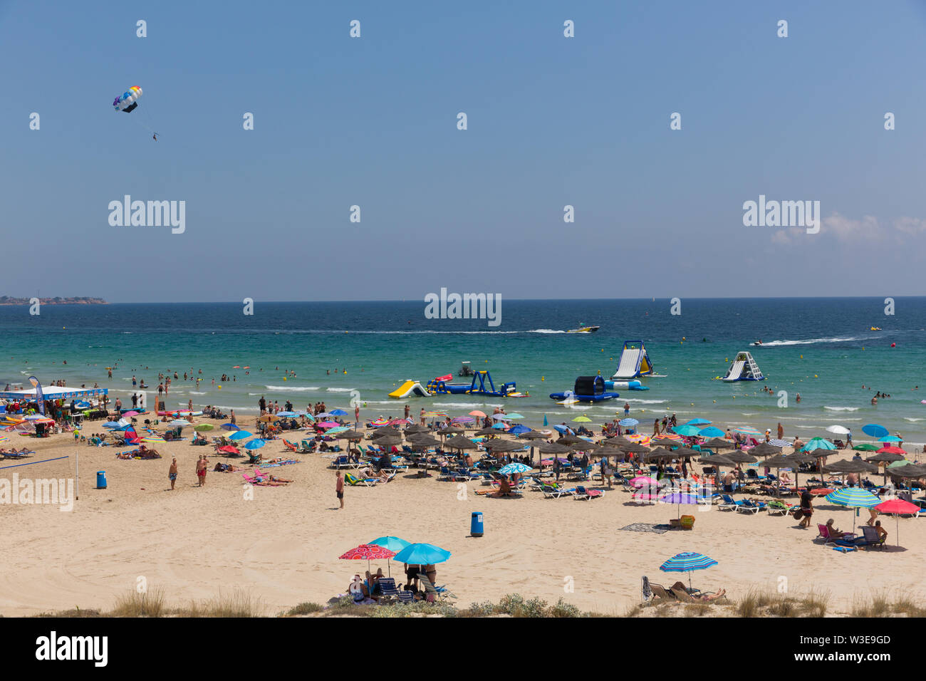 Mil Palmeras Costa Blanca Spagna con bel tempo parasailing e spiaggia scivoli ad acqua Foto Stock