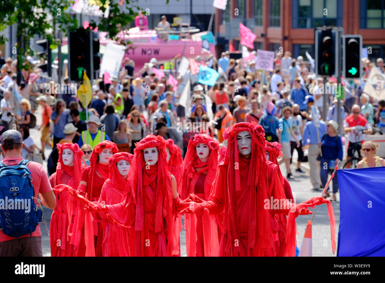 Bristol, Regno Unito, 15 luglio 2019. Le Brigate Rosse. Come parte dell'estinzione della ribellione Movimento di Sollevazione estate un gruppo hanno occupato il ponte di Bristol nel centro della citta'. La protesta è quello di aumentare la consapevolezza della velocità del cambiamento climatico e la mancanza di azione per arrestarlo. I manifestanti hanno lavorato con le agenzie locali per garantire un sicuro e protesta pacifica, la polizia sono presenti e deviazioni in luogo. Ulteriori occupazioni sono previsti lungo tutta la città questa settimana. Nella foto è raffigurato il rosso del gruppo dei vigili del fuoco Foto Stock