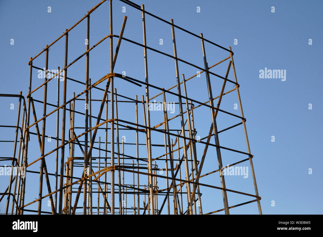 Le scorte di prodotti di rinforzo durante la costruzione. Costruzione monolitica Foto Stock