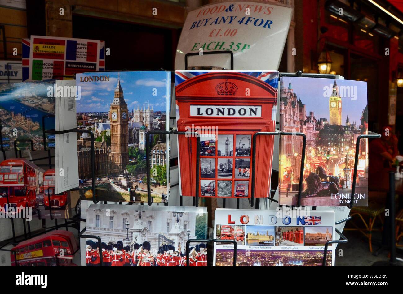Iconico telefono rosso casella funzionalità kiosk su cartoline turistiche di Londra Foto Stock