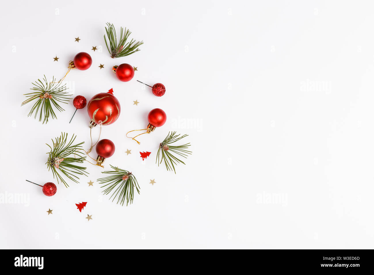 Composizione di natale su sfondo bianco. Piatto, laici vista superiore Foto Stock