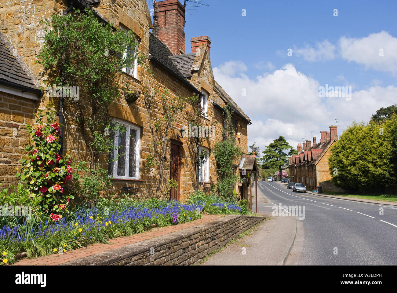 Northamptonshire village di Chapel Brampton comprendente caratteristici cottage in pietra arenaria Foto Stock