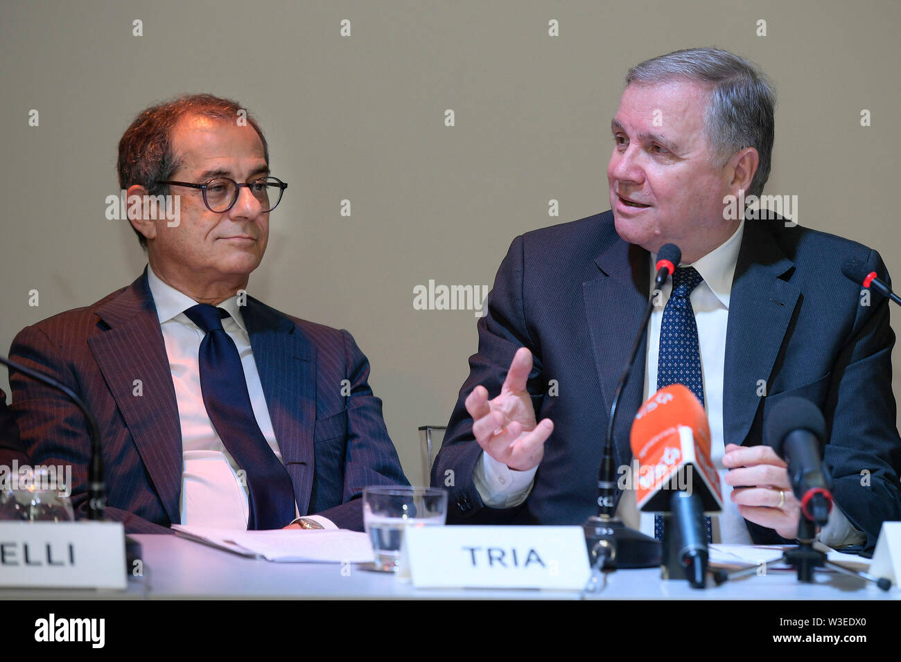 Giovanni Tria e Ignazio Visco durante la presentazione di Valoridicarta SpA la nuova società accreditata dalla BCE per la produzione di carta per banconote (Luigi Mistrulli/fotogramma, Roma - 2019-07-15) p.s. la foto e' utilizzabile nel rispetto del contesto in cui e' stata scattata, e senza intento diffamatorio del decoro delle persone rappresentate Foto Stock