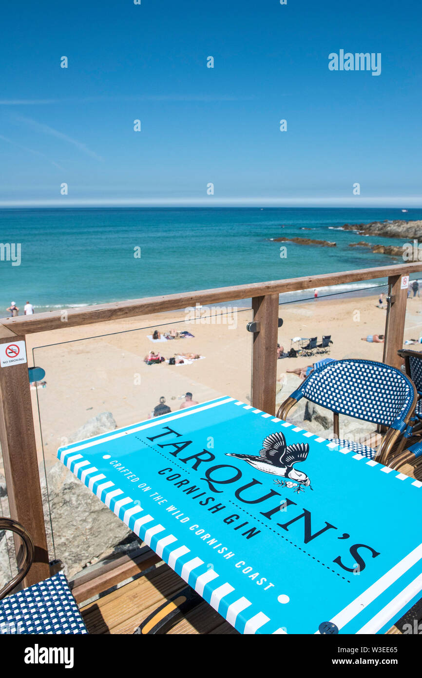 Tabelle pubblicità Tarquin il Gin sulla sede del ponte della Fistral Beach Bar a Fistral a Newquay in Cornovaglia. Foto Stock