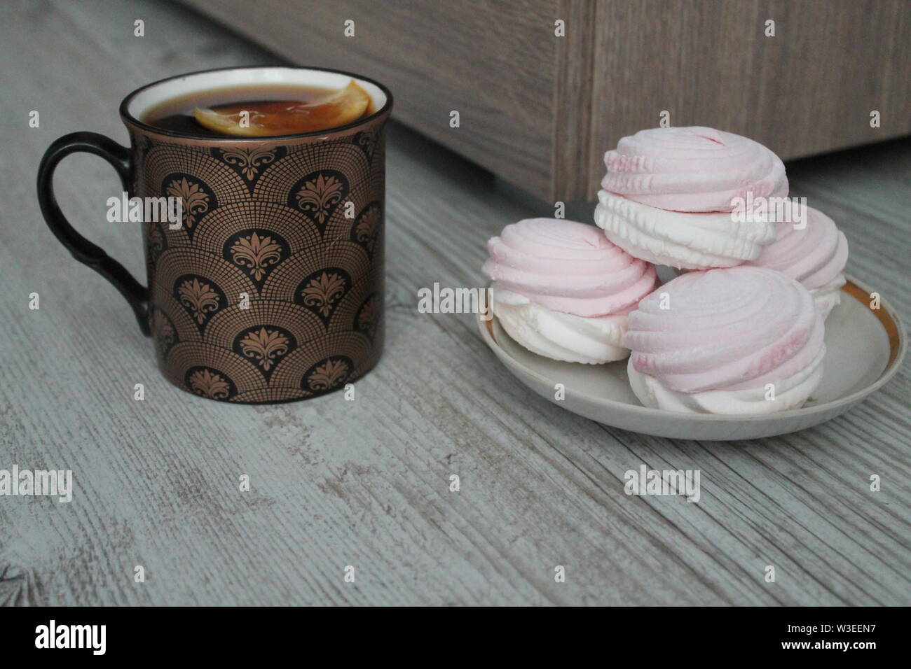 Cup con forte caffè nero e il dolce marshmallow per la colazione del mattino Foto Stock