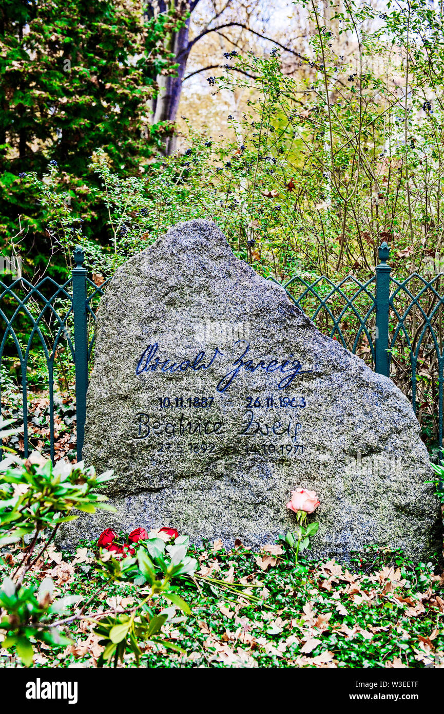 Grab auf dem Friedhof Dorotheenstädtischen a Berlino; grave in un cimitero di Berlino Foto Stock