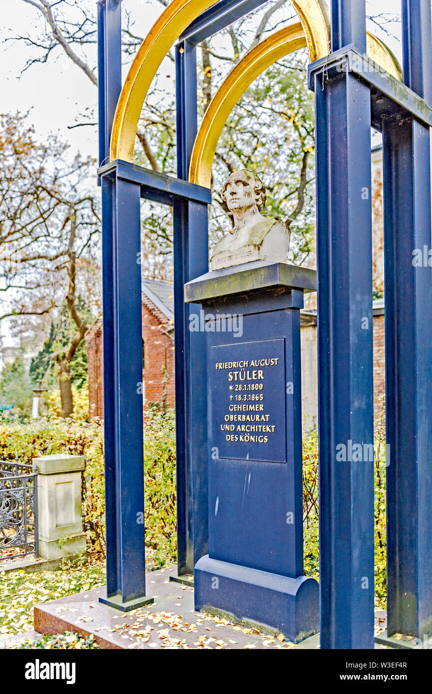 Grab auf dem Friedhof Dorotheenstädtischen a Berlino; grave in un cimitero di Berlino Foto Stock