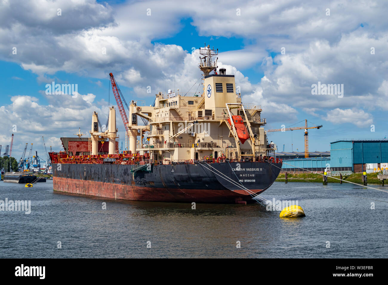 Porto di Rotterdam, Paesi Bassi. Il 2 luglio 2019. Nave ancorata in corrispondenza commerciale internazionale di porto di Rotterdam, soleggiata giornata estiva Foto Stock