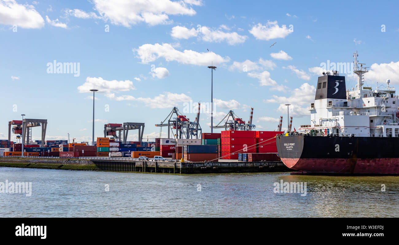 Porto di Rotterdam, Paesi Bassi. Il 2 luglio 2019. Nave ancorata in corrispondenza commerciale internazionale di porto di Rotterdam, soleggiata giornata estiva Foto Stock