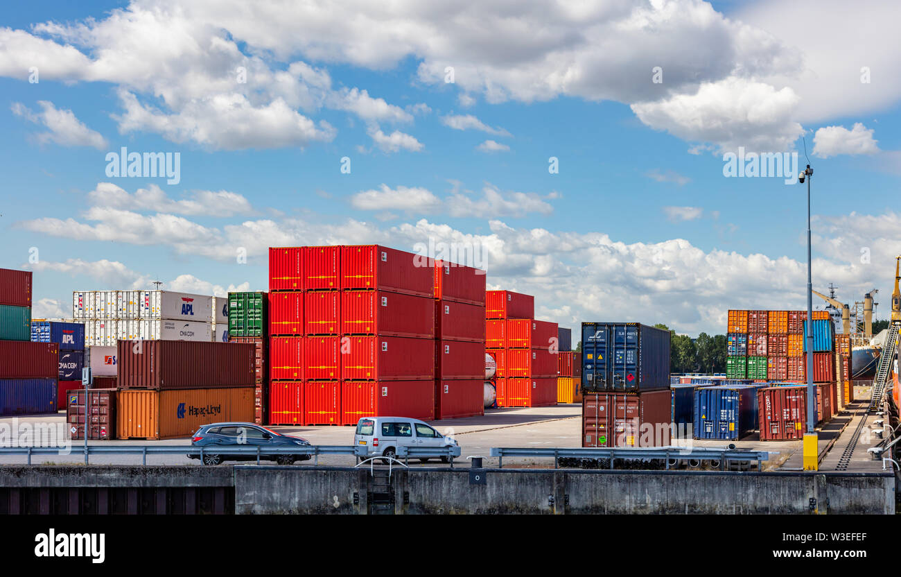 Porto di Rotterdam, Paesi Bassi. Il 2 luglio 2019. Logistica. Gru e contenitori impilati, porto internazionale di Rotterdam, soleggiata giornata estiva Foto Stock
