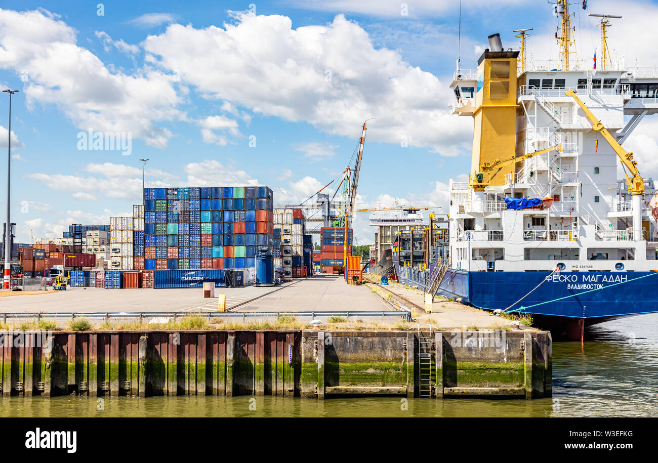 Porto di Rotterdam, Paesi Bassi. Il 2 luglio 2019. Nave ancorata in corrispondenza commerciale internazionale di porto di Rotterdam, soleggiata giornata estiva Foto Stock