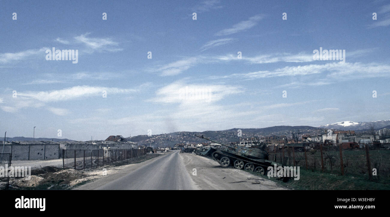 Il 10 aprile 1993 durante l'assedio di Sarajevo: terra di nessuno su Kurt Schorka Street, che portano dall'aeroporto in citta'. Fino a venire è un abbandonato esercito bosniaco T55 serbatoio. Foto Stock