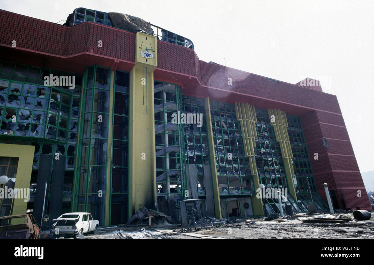 Il 10 aprile 1993 durante l'assedio di Sarajevo: Shattered anteriore del che cosa ha usato essere una vecchia casa di riposo su Dzemala Bijedica Street. È stato solo di recente costruzione e mai servito il suo scopo previsto. Foto Stock