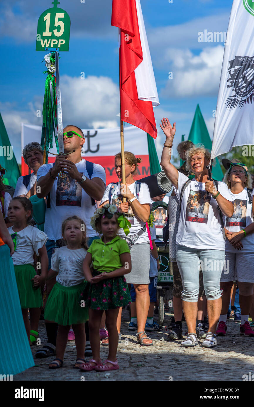 Arrivo dei pellegrini al santuario di Jasna Gora durante la celebrazione dell Assunzione di Maria in agosto, Czestochowa, Polonia 2018. Foto Stock