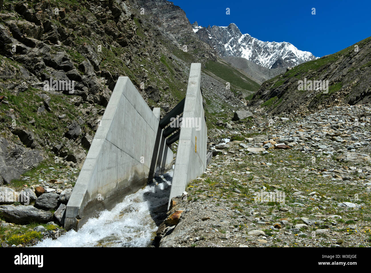 Diga di uscita, la struttura di protezione contro le valanghe di fango e frane al di sopra del pascolo Taeschalp, Tasch, Vallese, Svizzera Foto Stock