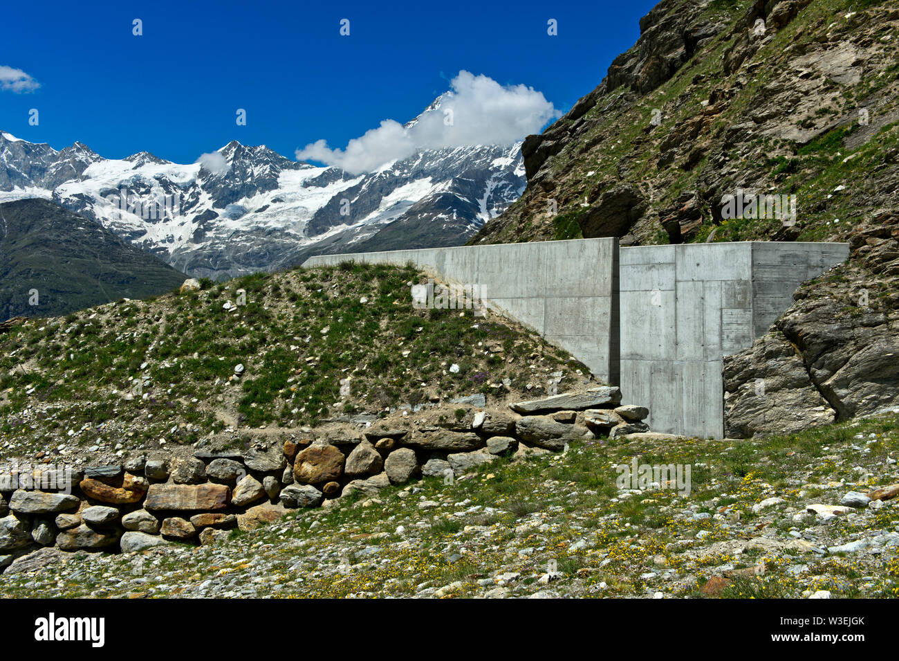 Diga di uscita con la deflessione dike, la struttura di protezione contro le valanghe di fango e frane al di sopra del pascolo Taeschalp, Tasch, Vallese, Svizzera Foto Stock