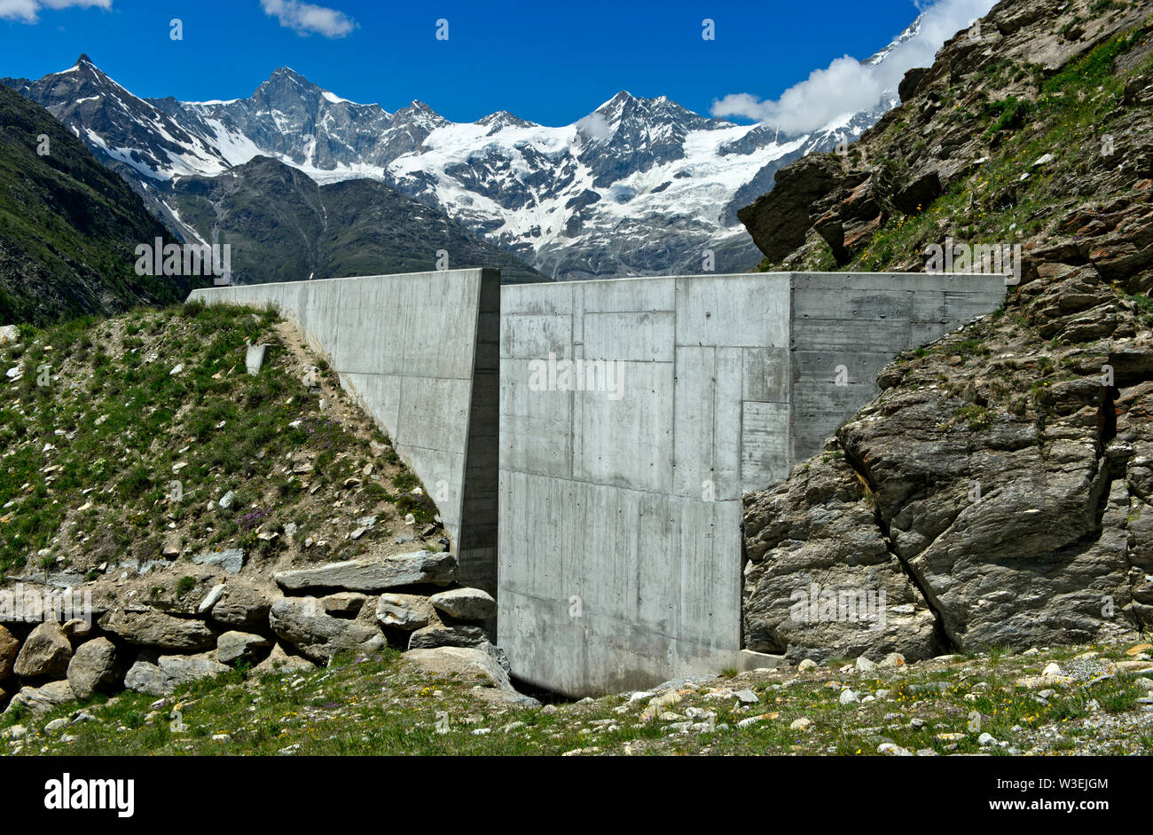 Diga di uscita con la deflessione dike, la struttura di protezione contro le valanghe di fango e frane al di sopra del pascolo Taeschalp, Tasch, Vallese, Svizzera Foto Stock