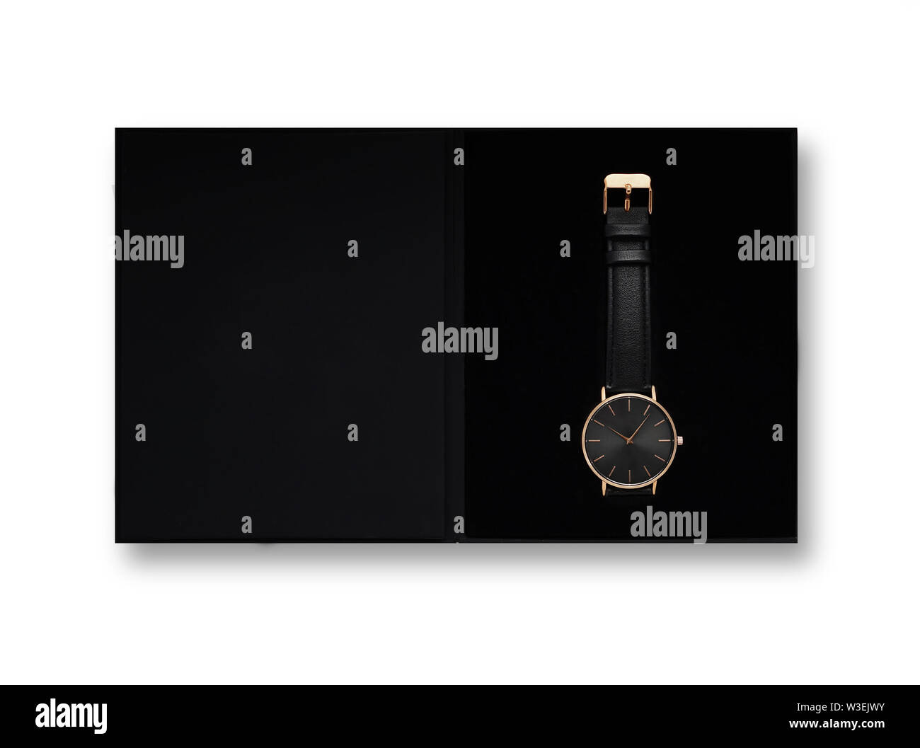 Classic donna orologio d'oro con quadrante nero e cinturino in pelle, isolare su uno sfondo bianco. Vista dalla parte superiore nella casella . Foto Stock