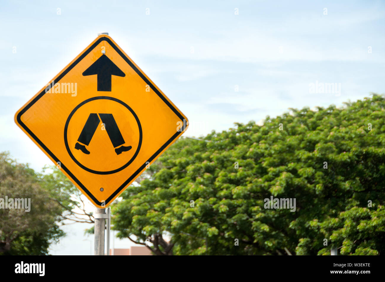 Attraversamento pedonale metallo giallo cartello stradale a Brisbane, Australia Foto Stock