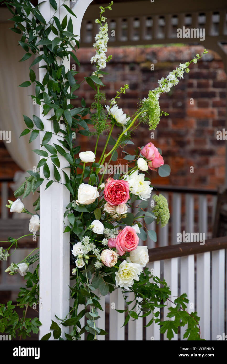 Nozze telaio Gazebo vestito con eucalipto, rose, Astrantia e Paeonies Foto Stock
