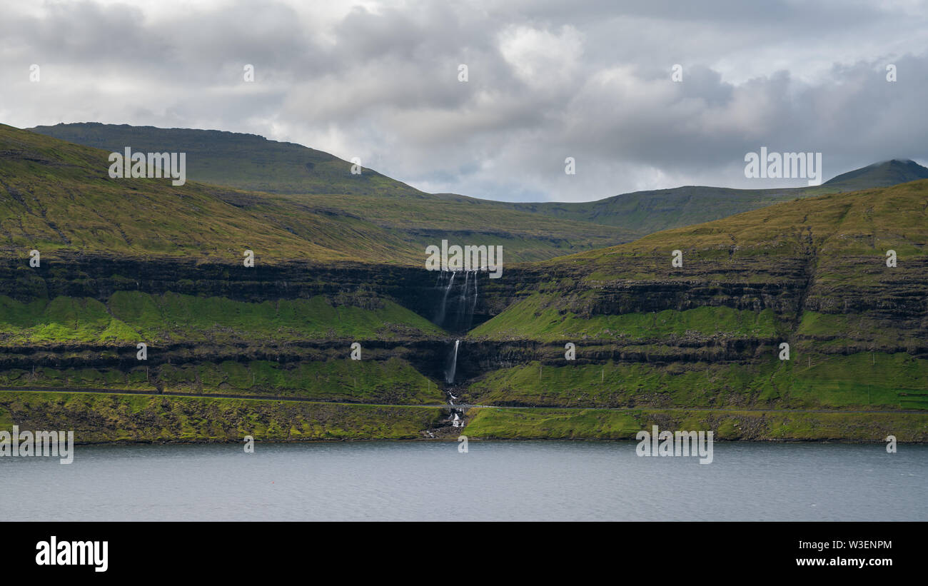 Incredibile vista della cascata di fossa nelle isole Faerøer Foto Stock