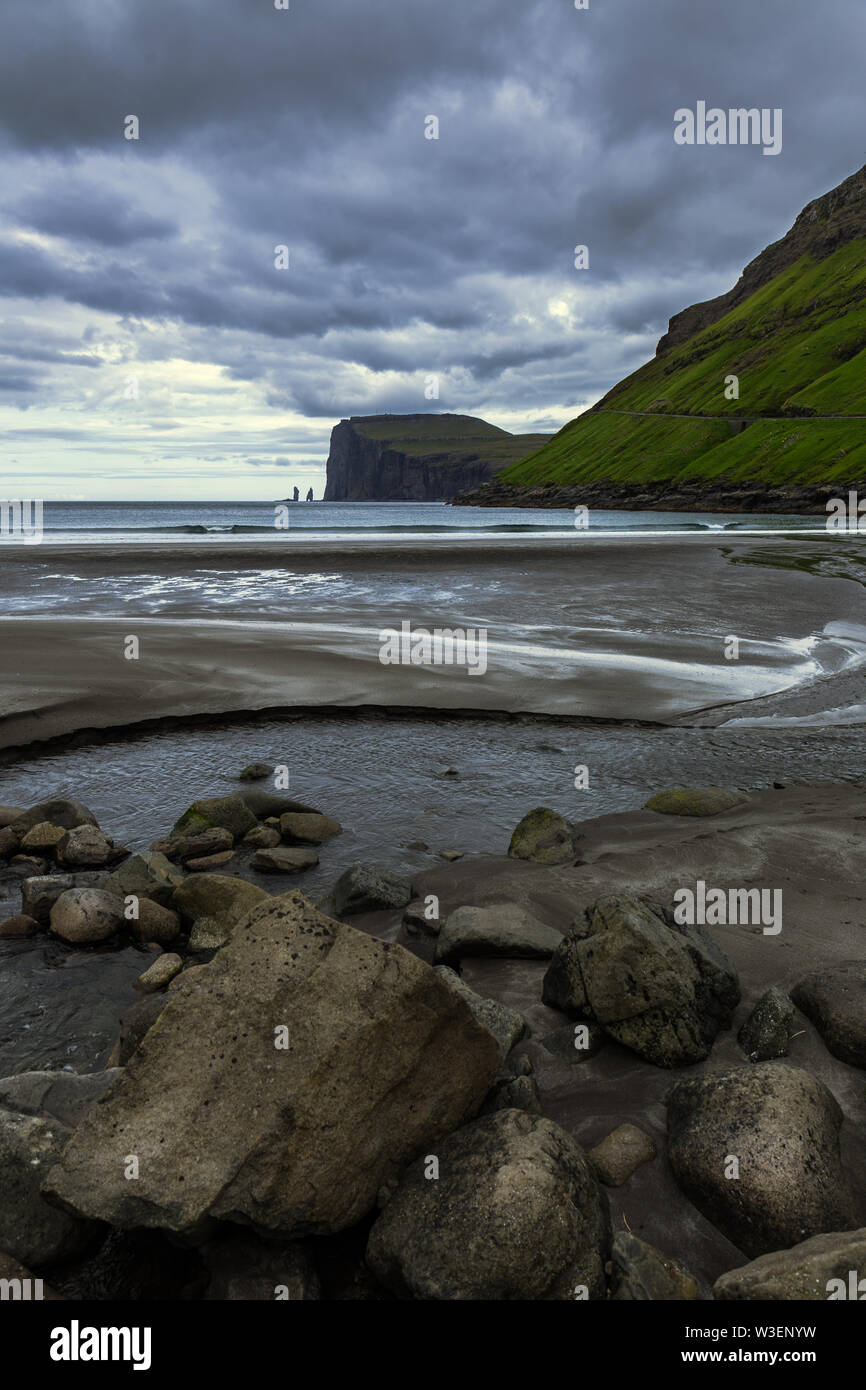 Incredibile vista del mare di pile nelle isole Faerøer Foto Stock