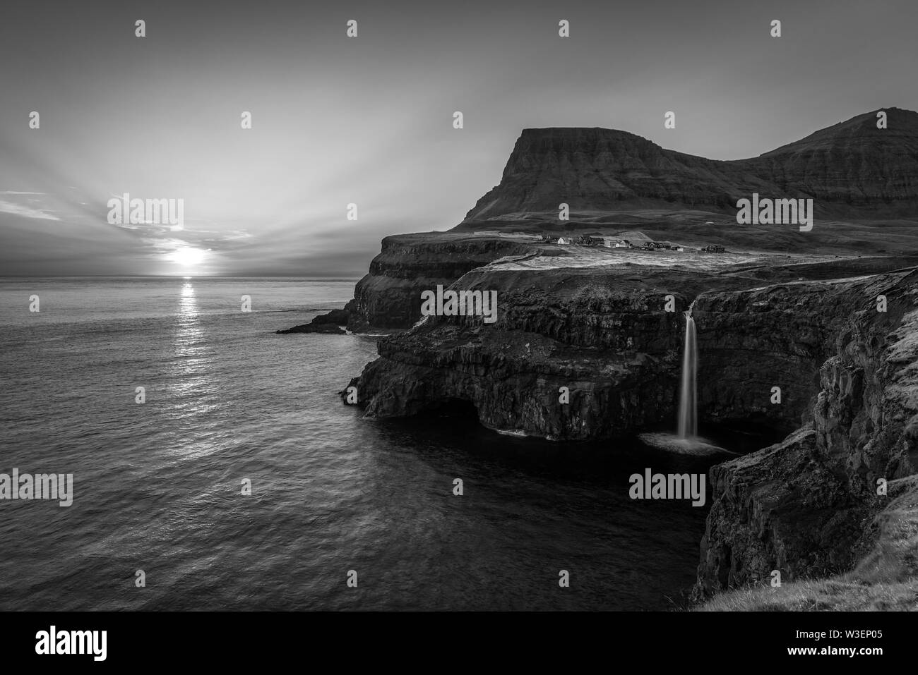 Vista incredibile della cascata Gasadalur nelle isole Faerøer Foto Stock