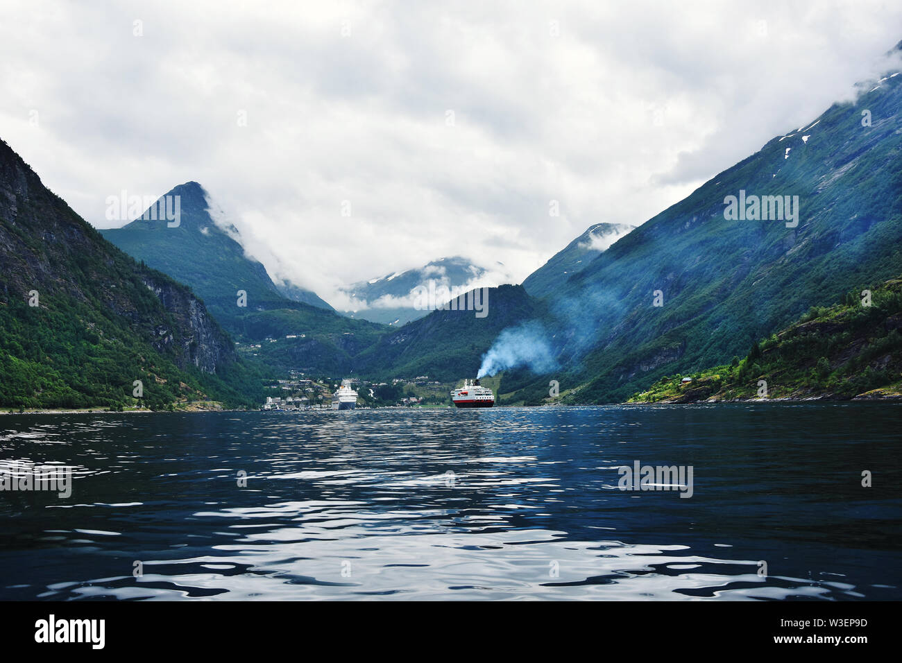 Incredibile atmosfera presso il Geirangerfjord , spettacolare capolavoro naturale incluso nel Patrimonio mondiale dell UNESCO , regione Sunnmore, Norvegia Foto Stock