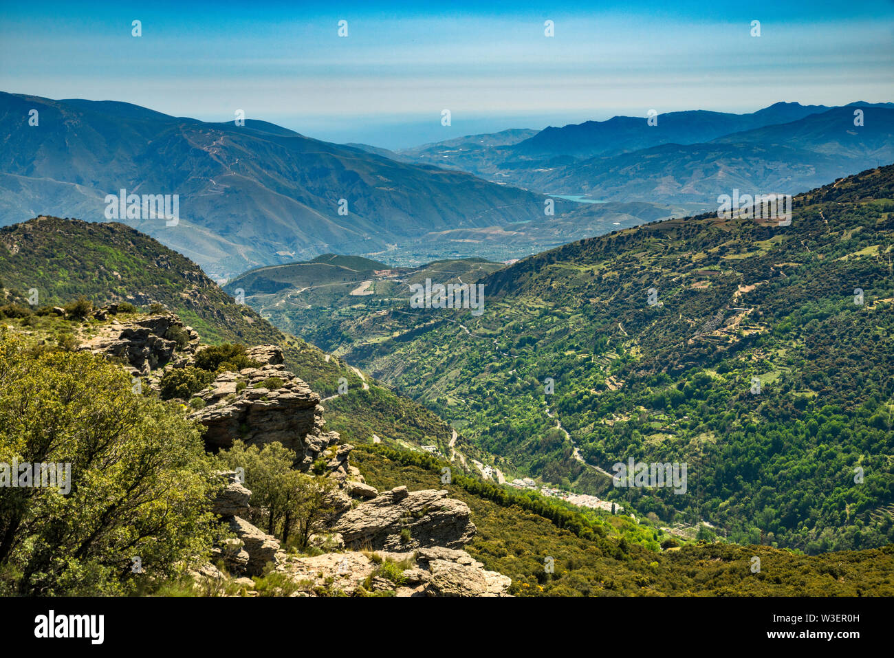 Barranco de Poqueira orrido, dal Mirador Tajos del Angel, sulla strada per area Mulhacen, Parco Nazionale Sierra Nevada, Las Alpujarras, Andalusia, Spagna Foto Stock