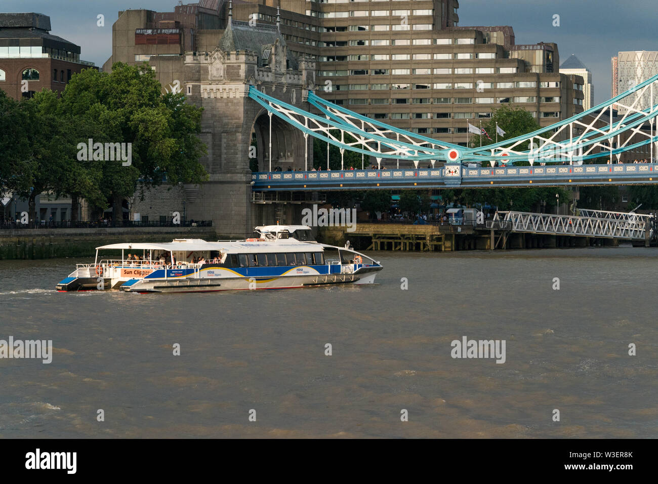 Thames Clippers vela vicino al Tower Bridge sul fiume Tamigi, Londra Foto Stock