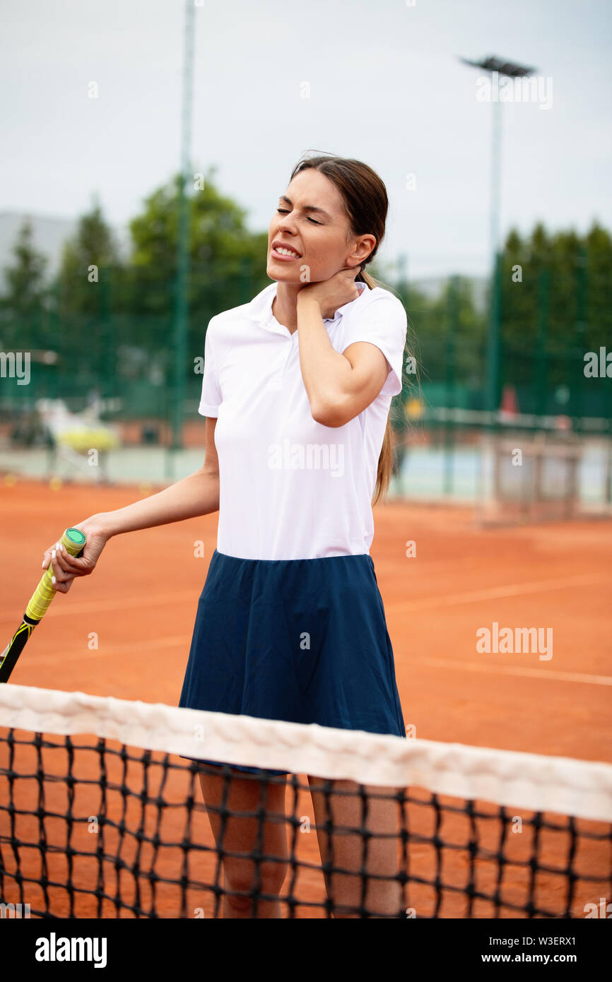 Montare donna giocatore di tennis con il pregiudizio su un campo da tennis in terra battuta Foto Stock