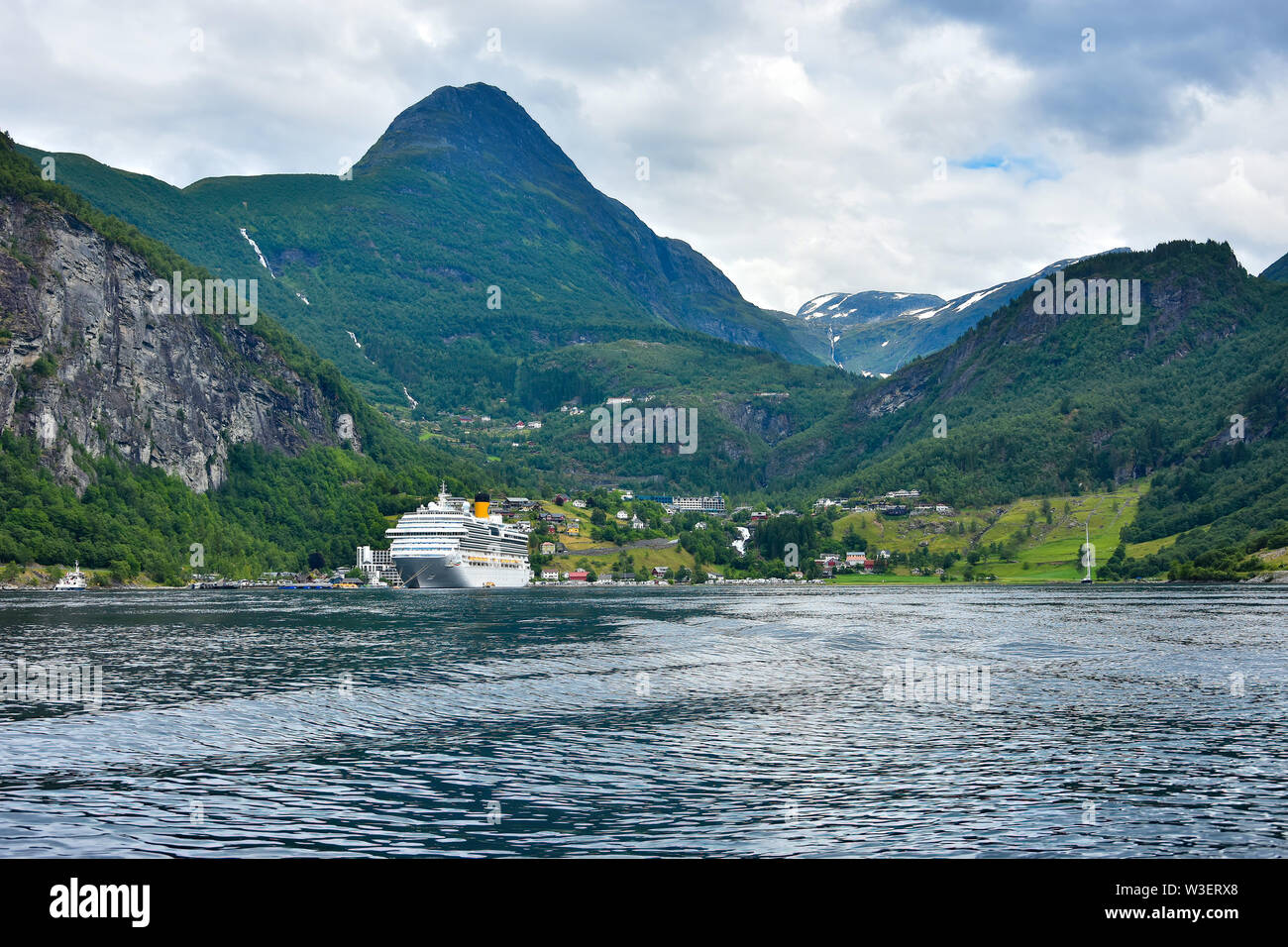 Bellissimo paesaggio con il traghetto passeggeri crociera presso il Geirangerfjord , incredibile capolavoro naturale incluso nel Patrimonio mondiale dell UNESCO Foto Stock