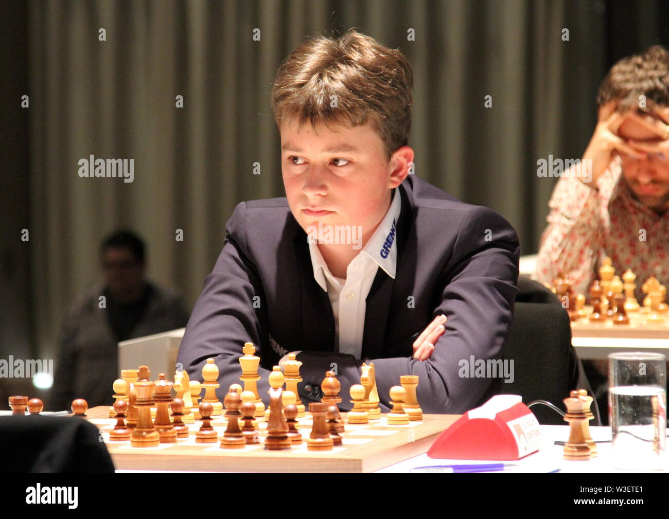 Karlsruhe, Germania. 22 Luglio, 2019. Il 14-anno-vecchio Vincent Keymer (r) gioca a scacchi Grenke 'Apri'. Il ragazzo da Saulheim in Renania Palatinato è il numero 6 nell'U16 Ranking list della federazione mondiale FIDE - in Europa si è già nella posizione superiore. Credito: Georgios Souleidis/dpa/Alamy Live News Foto Stock