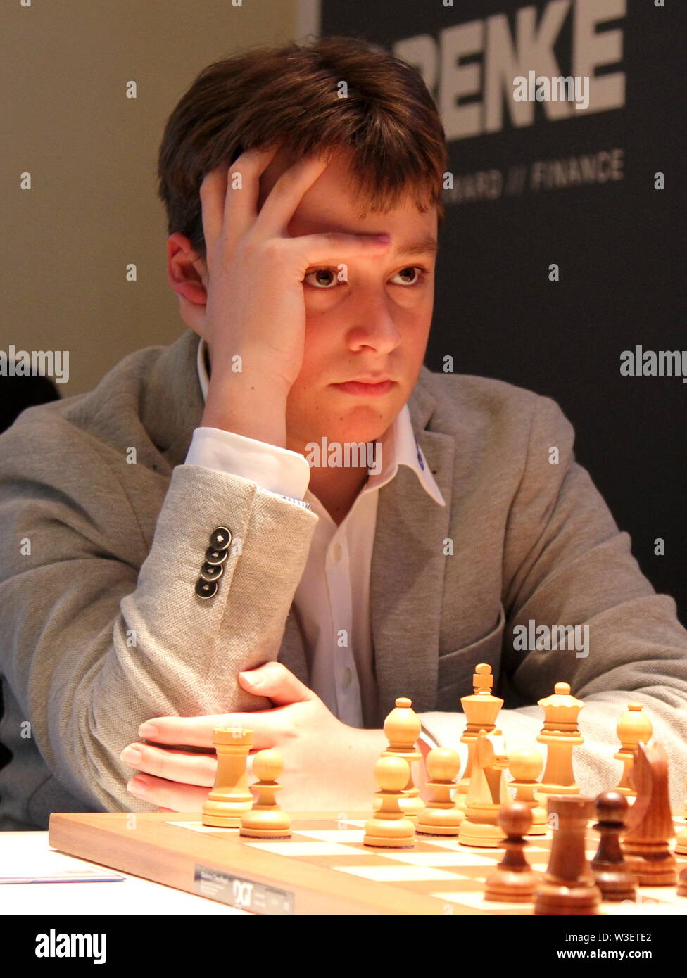 Karlsruhe, Germania. Il 20 luglio, 2019. Il 14-anno-vecchio Vincent Keymer (r) gioca a scacchi Grenke 'Apri'. Il ragazzo da Saulheim in Renania Palatinato è il numero 6 nell'U16 Ranking list della federazione mondiale FIDE - in Europa si è già nella posizione superiore. Credito: Georgios Souleidis/dpa/Alamy Live News Foto Stock