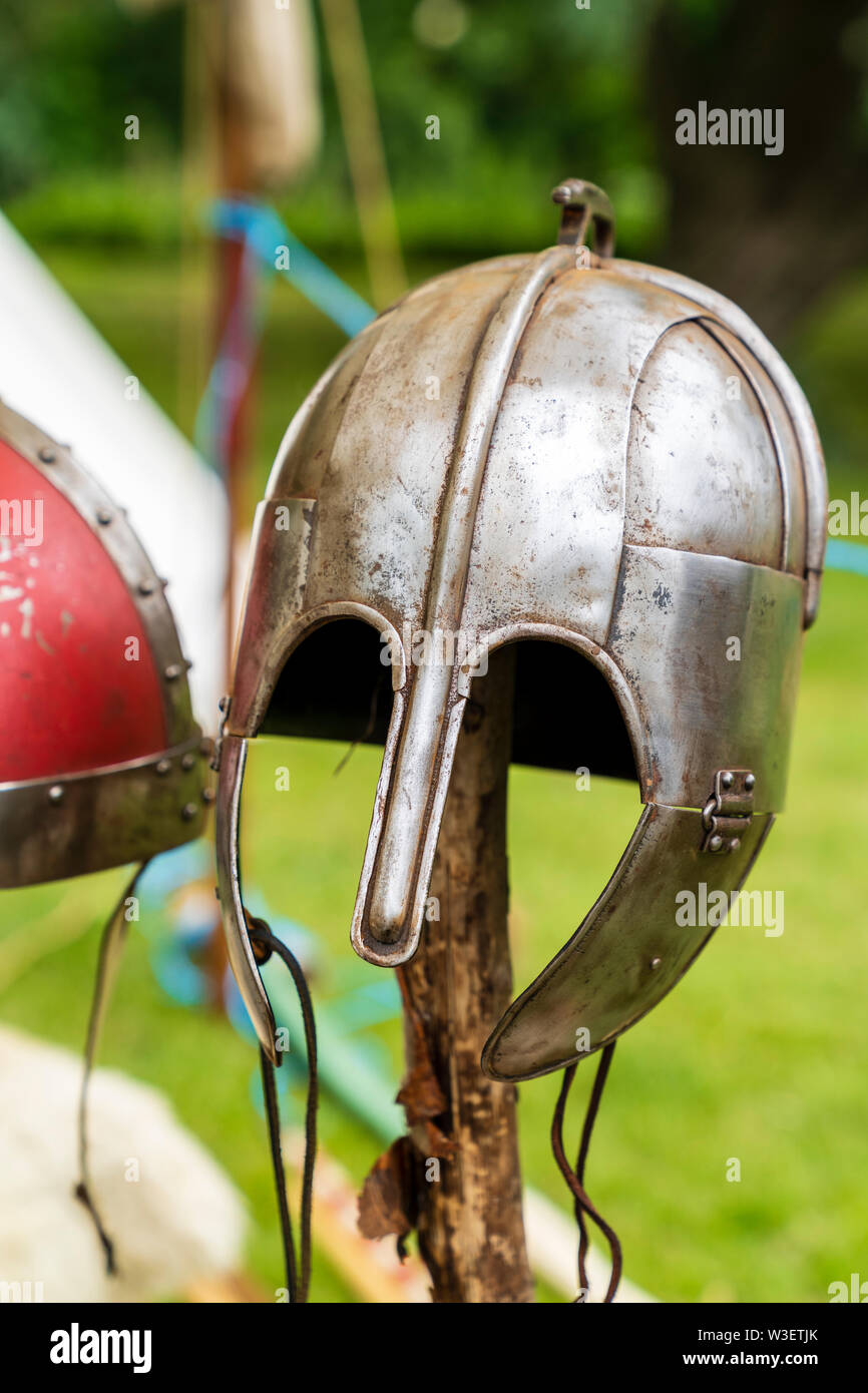 Xi secolo elmetto medievale sul visualizzatore in corrispondenza di una storia viva evento. Foto Stock
