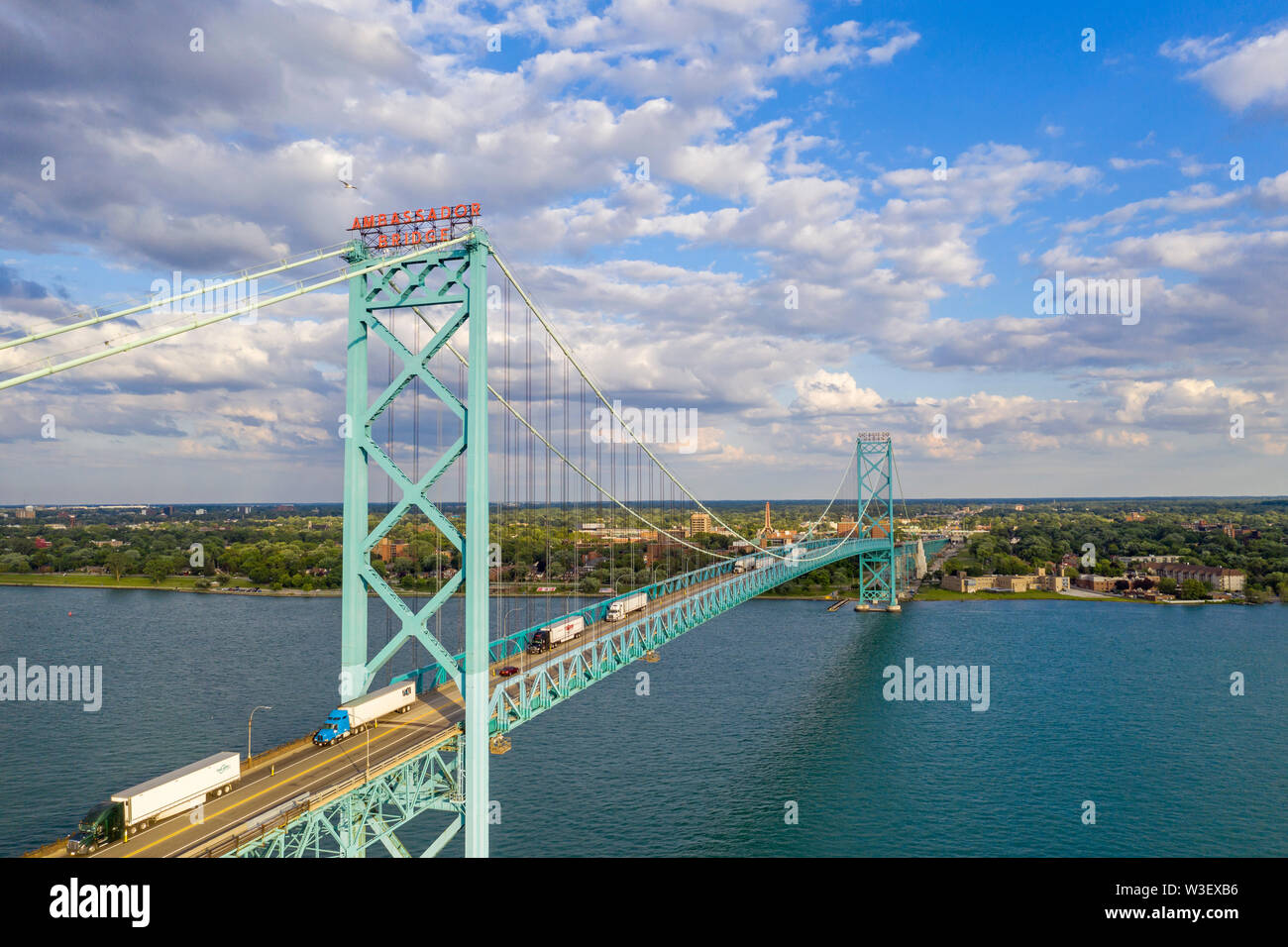 Detroit, Michigan - una linea di carrelli attraversa il Ponte Ambassador dal Canada negli Stati Uniti oltre il Fiume Detroit. Foto Stock