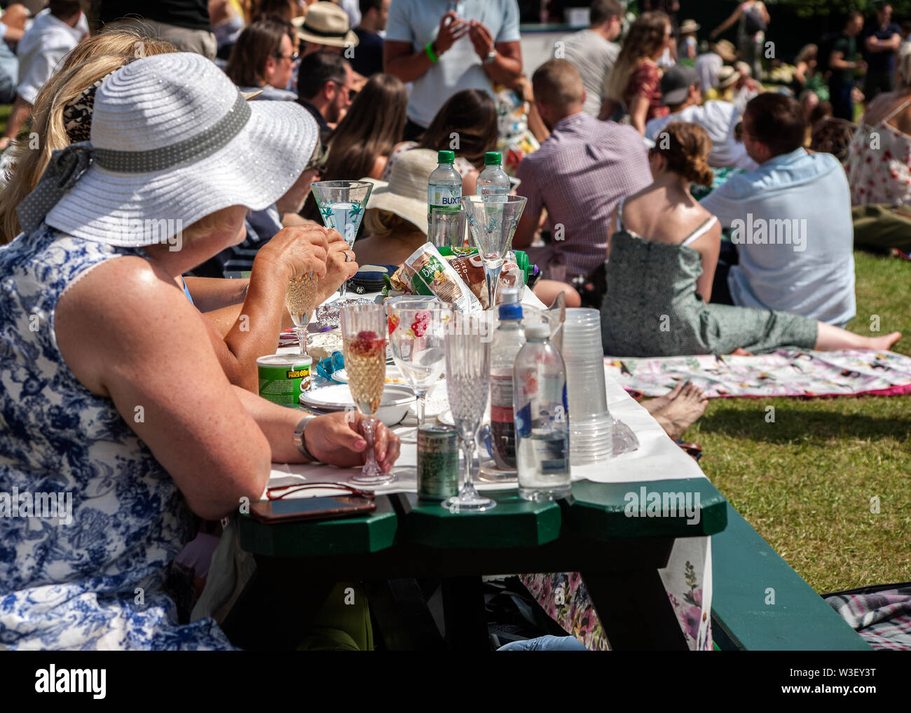 Picnic a bere champagne con fragole su henman hill / Mount Murray 2019 campionati di Wimbledon Foto Stock