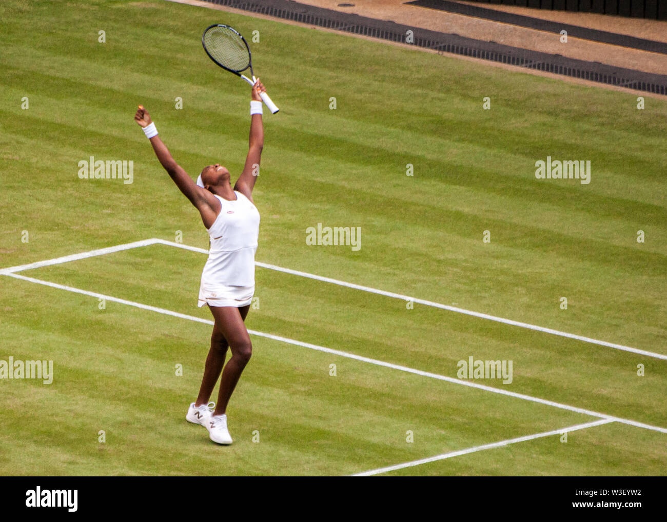 "Coco' Cori Gauff di quindici anni di tennis femminile player festeggia dopo aver vinto il suo primo torneo di Wimbledon Centre Court game Foto Stock