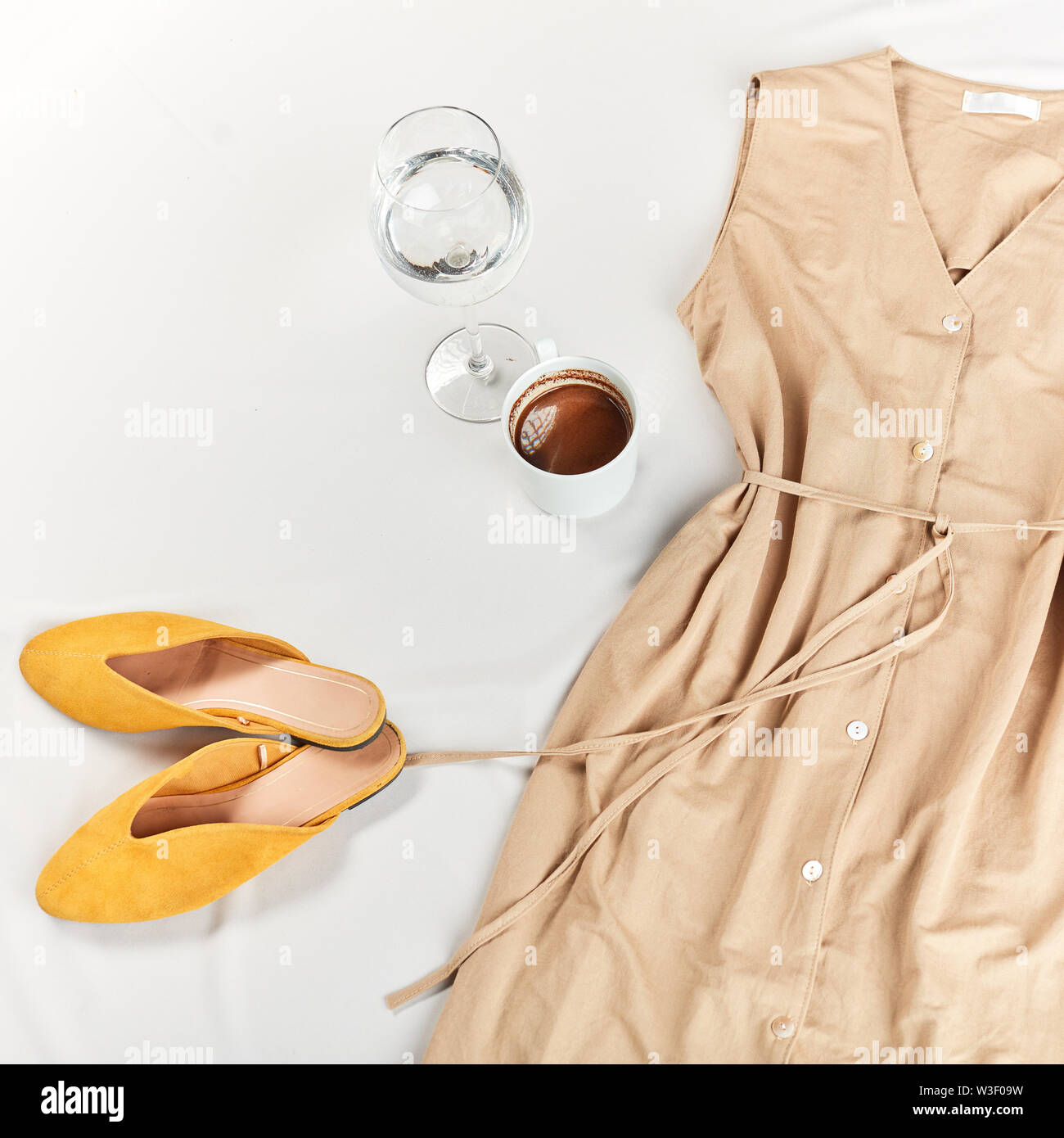 Combinazione di colore beige in vestiti. top view photo. simbolo di calma e tranquillitã , appartamento lay Foto Stock