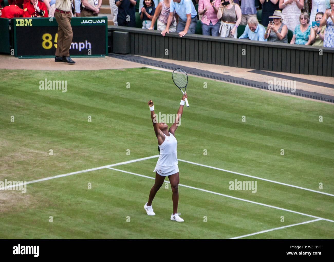 "Coco' Cori Gauff di quindici anni di tennis femminile player festeggia dopo aver vinto il suo primo torneo di Wimbledon Centre Court game Foto Stock