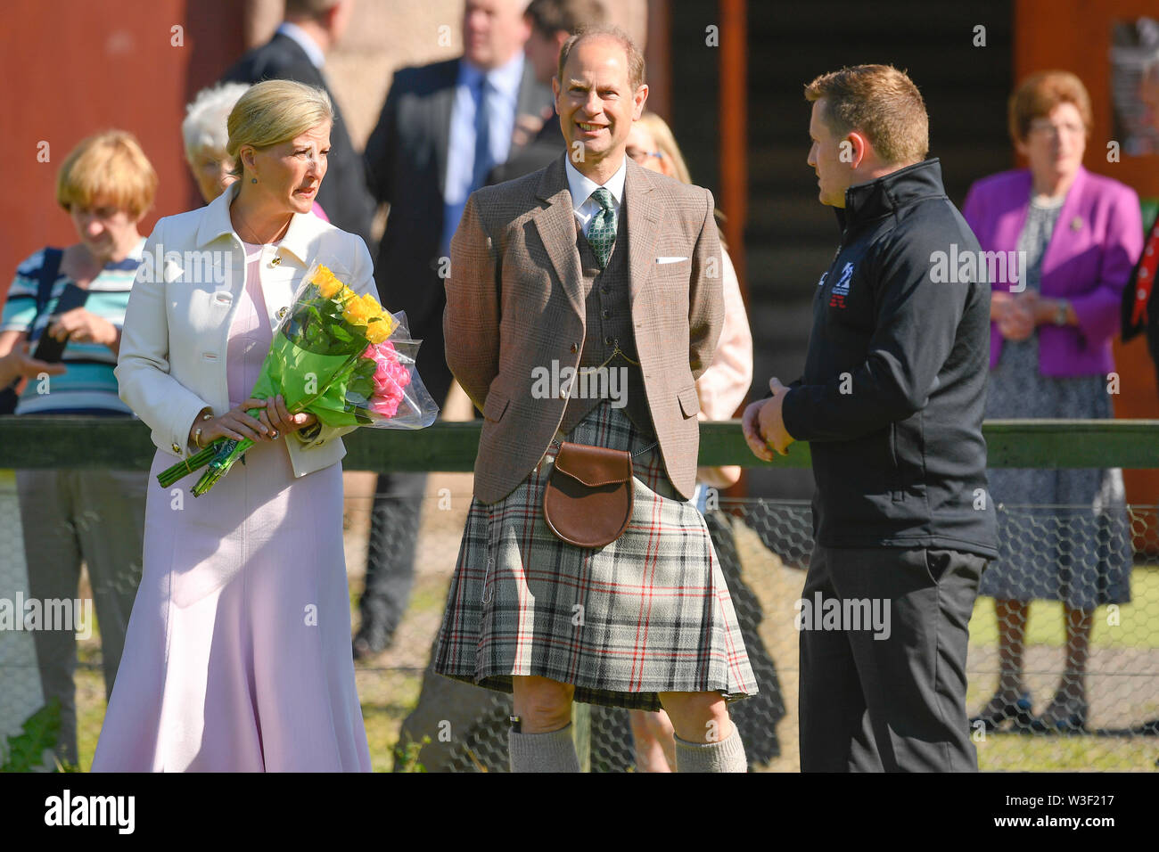 Prince Edward e Sophie nuovo Earl e la contessa di Forfar, guardare i giocatori di miste di handicap la riproduzione per il 'Strathmore Clan' a Strathmore Rugby Club. Credito: Euan Cherry Foto Stock