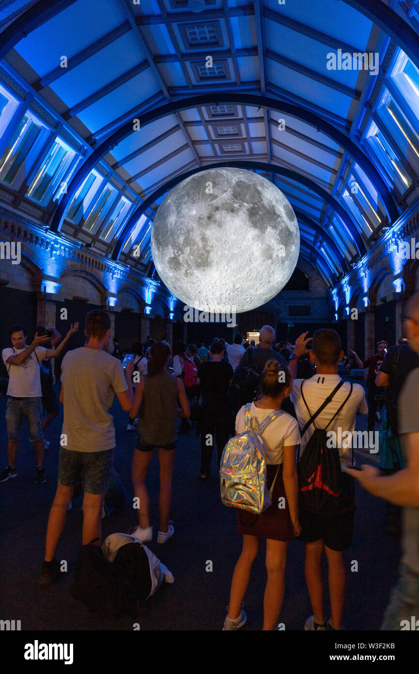 Museo della luna - Mostra di un modello della luna da artista Luke Jerram; Museo di Storia Naturale di Londra REGNO UNITO Foto Stock