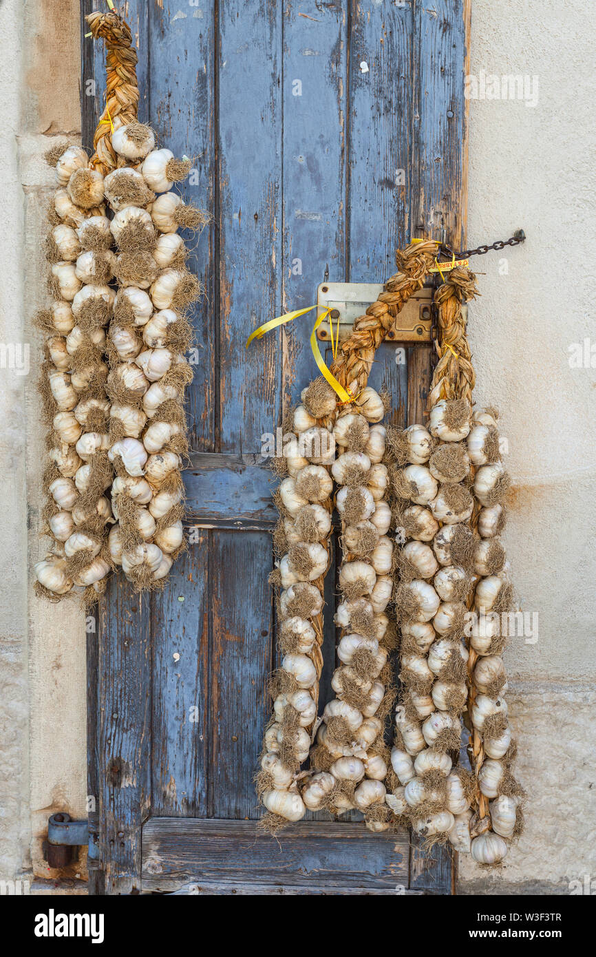 Due Trecce di aglio rosso di Sulmona, dieta alimentare mediterranea Foto Stock